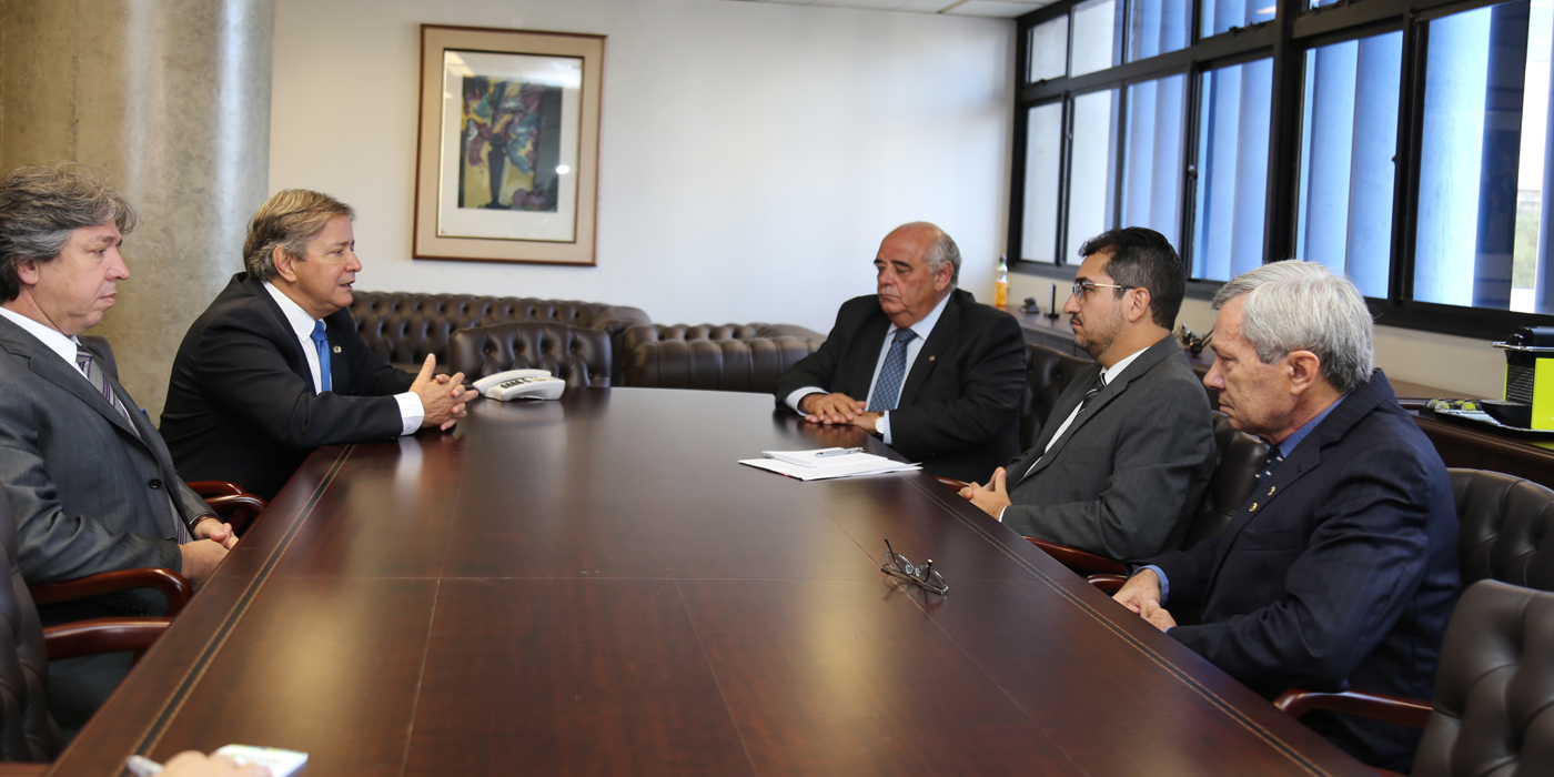 Os deputados da Comissão de Saúde formam recebidos pelo presidente Cláudio Terrão pelo conselheiro José Alves Viana (Foto: Fred LaRocca)